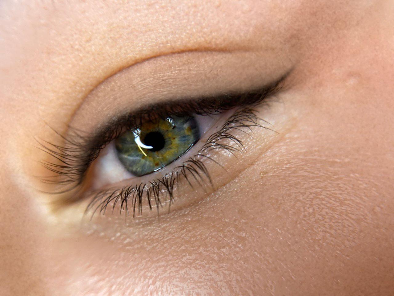 Permanentný make-up očných liniek